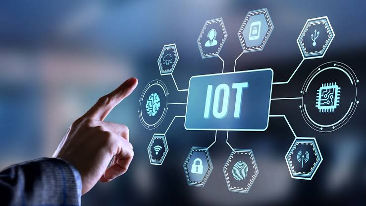 إنترنت الأشياء (IoT) وتطبيقات الذكاء الاصطناعي في الصناعة